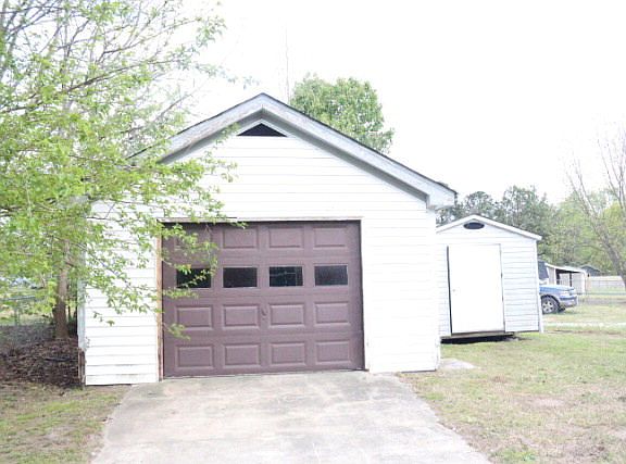 3rd image of 1633 Foxhall Dr