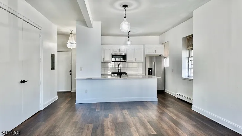 3 bed, 1.0 bath, $2,325 — Photo 1