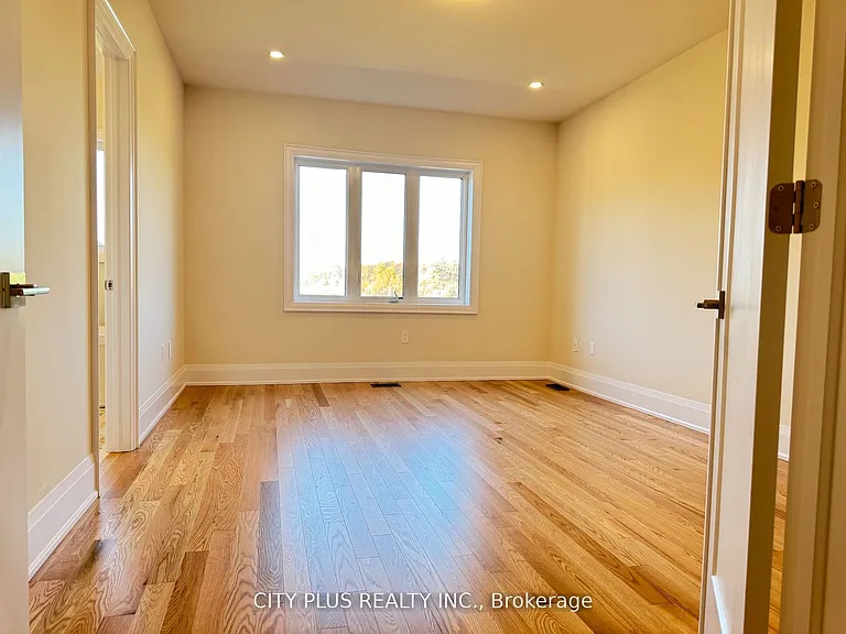 38 Schmeltzer Cres — Photo 7