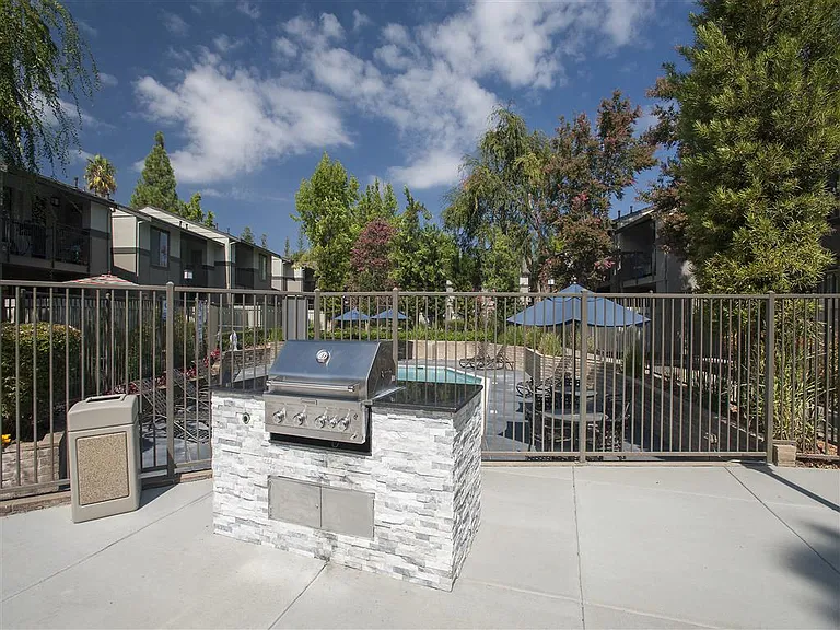 Valley Ridge Apartment Homes — Photo 16