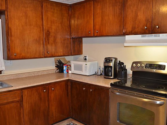 3rd image of 54775 Bradley St