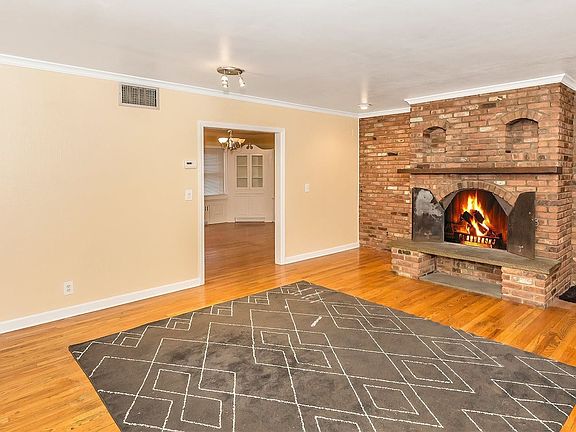 4th image of 123 Warner Ave