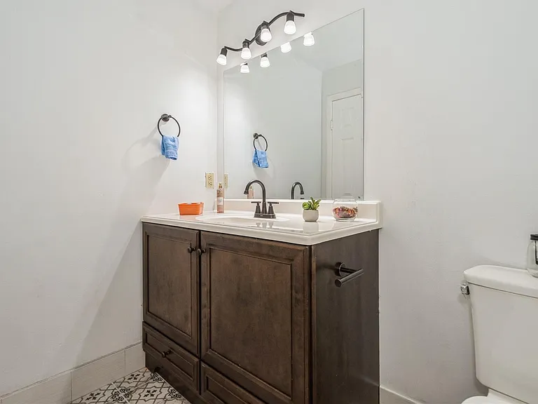 8208 NW 8th Pl — Photo 18