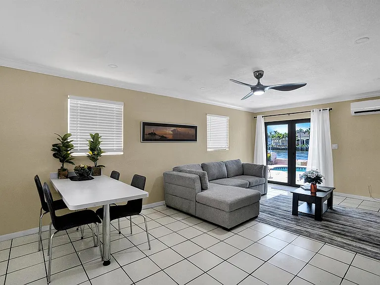 1901 N Riverside Dr — Photo 11