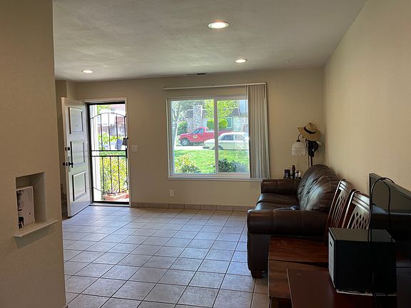 2nd image of 2838 Creekside Dr