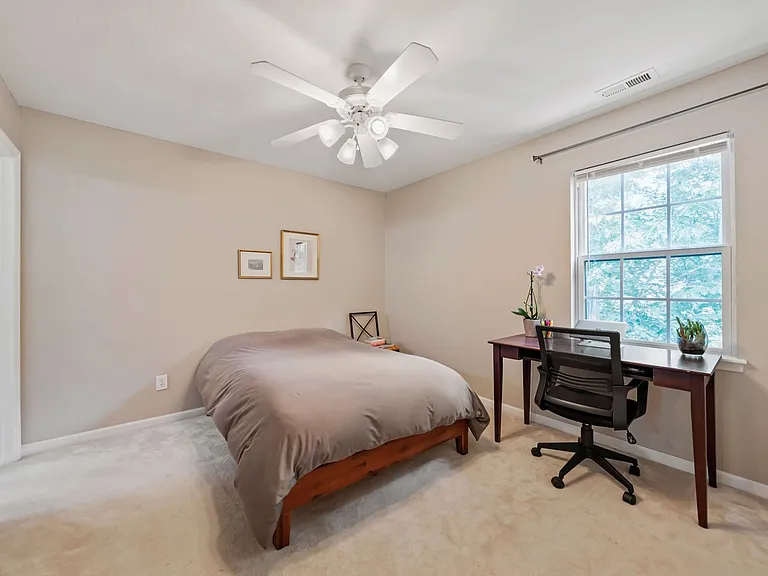 419 Gladstone Dr — Photo 9