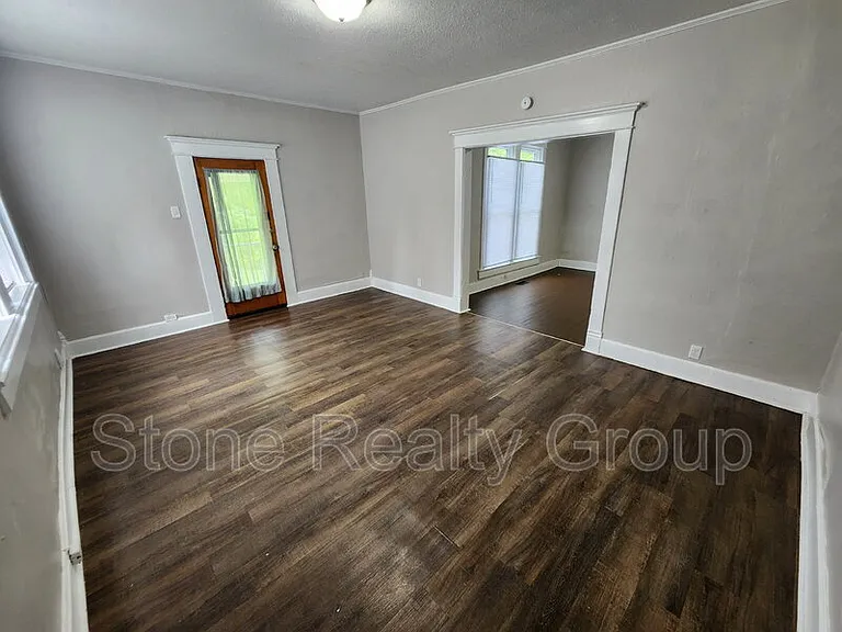 1102 E Circle Dr — Photo 2