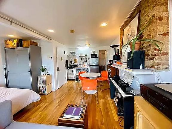 5th image of 107 Jefferson Ave #4B