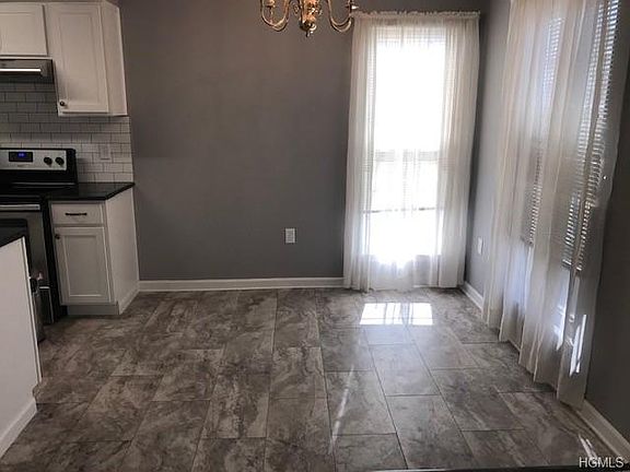 3rd image of 32 Moore Ln APT 18