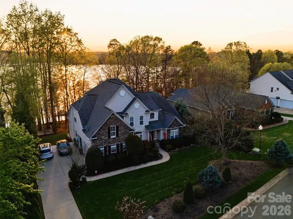 220 Woodwinds Dr, Mount Holly, NC 28120