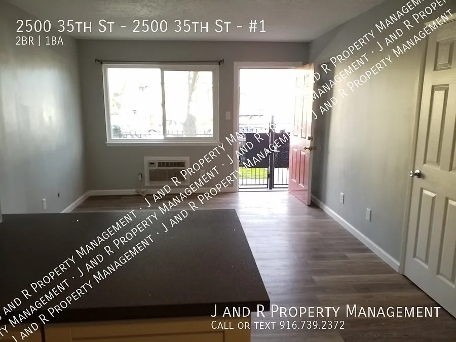 2 bedroom North Oak Park — Photo 2