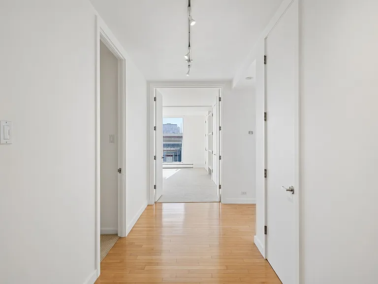 1835 Franklin St #301 — Photo 2