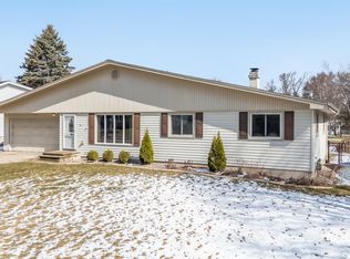 1570 Lindale Ln, Ashwaubenon, WI 54313