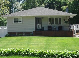 68 Norfleet Ln, Coram, NY 11727