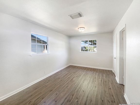 5th image of 325 VIVIAN DR