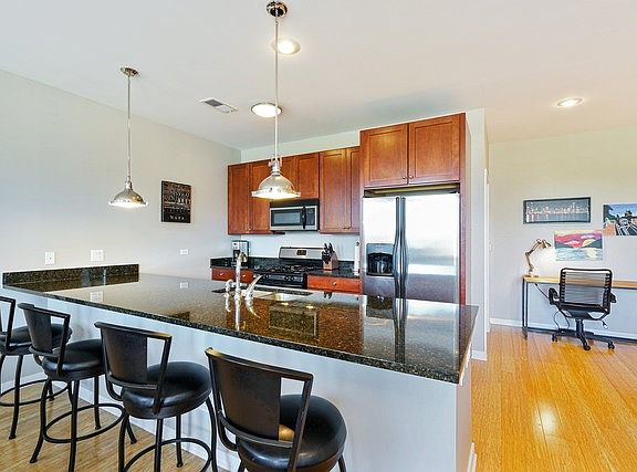 5th image of 2240 W Madison St Unit 301