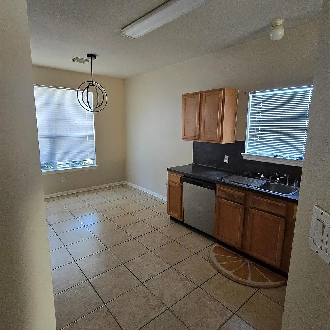 4 bed, 2.5 bath, $2,300 — Photo 4