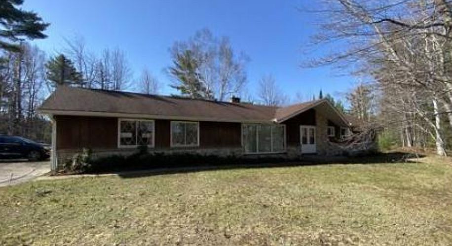 Situated between 2 waterways