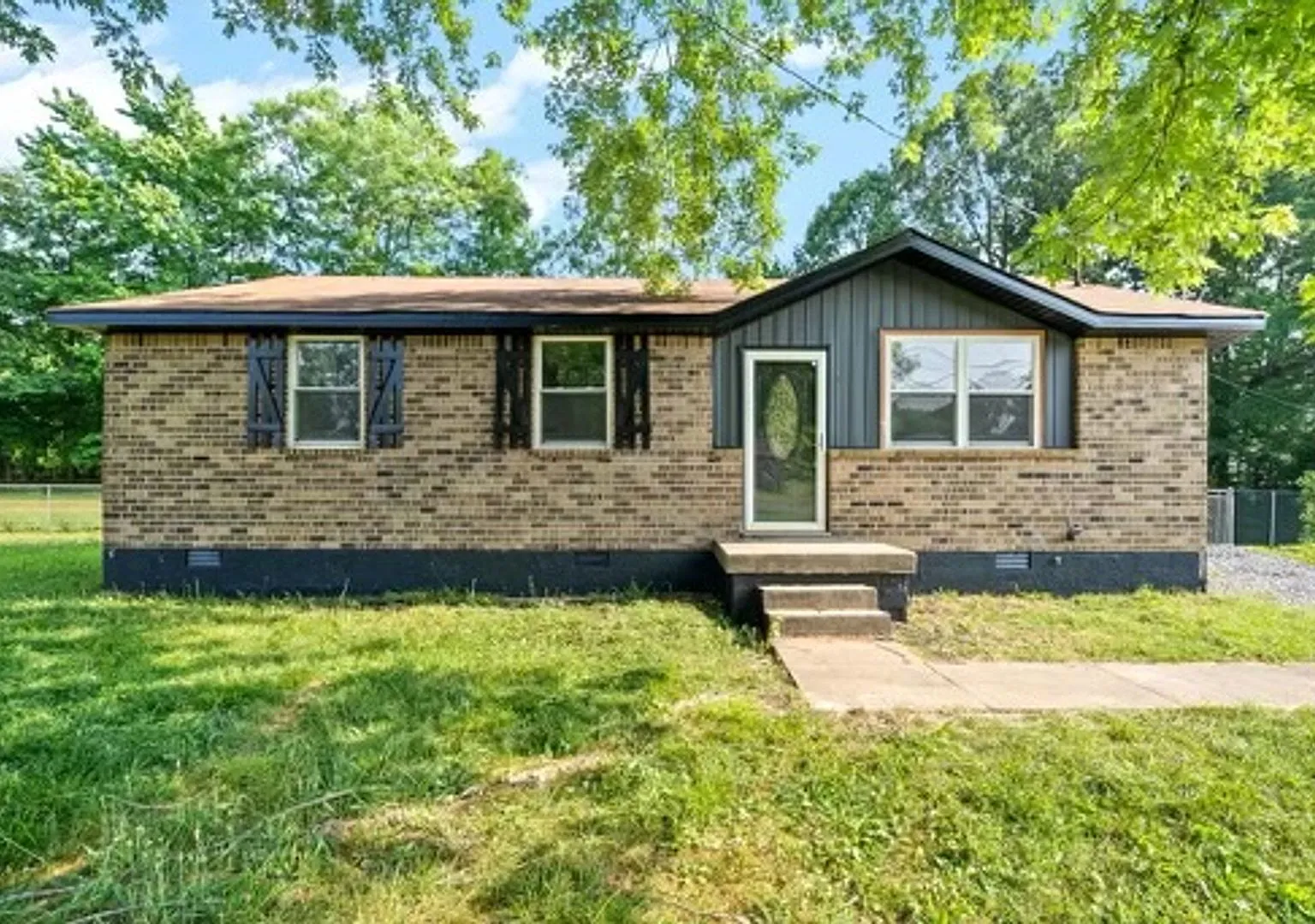 Newly Renovated 3 Bedroom Home For Rent Near Post! — Photo 1