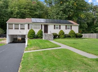 17 Grabner Dr, Waterford, CT 06385