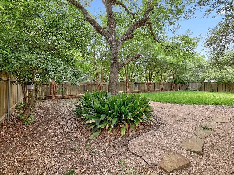 9401 Caracas Dr — Photo 32