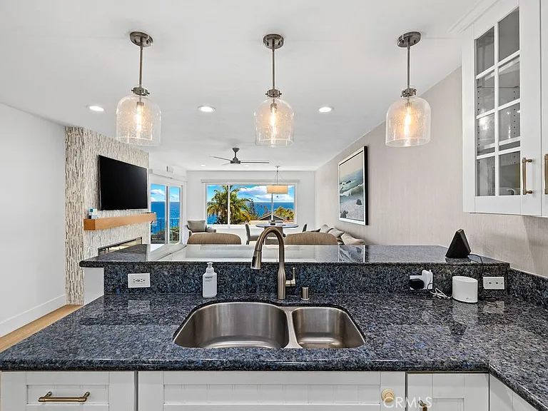 240 Moss St #4 — Photo 6