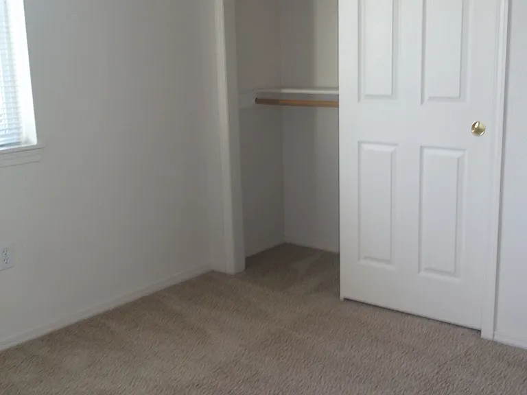 167-Triple Crown Apts — Photo 35