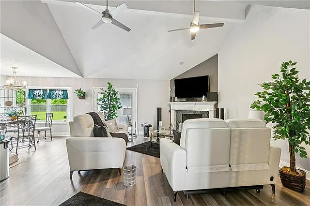 3 bed, 2.5 bath, 2300 sqft, $3,000 — Photo 3