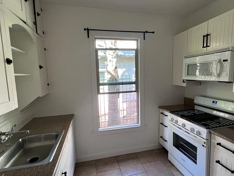 1031 E Palm Ln — Photo 16