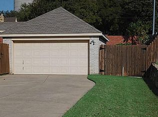 213 Colonial Ln, Euless, TX 76040