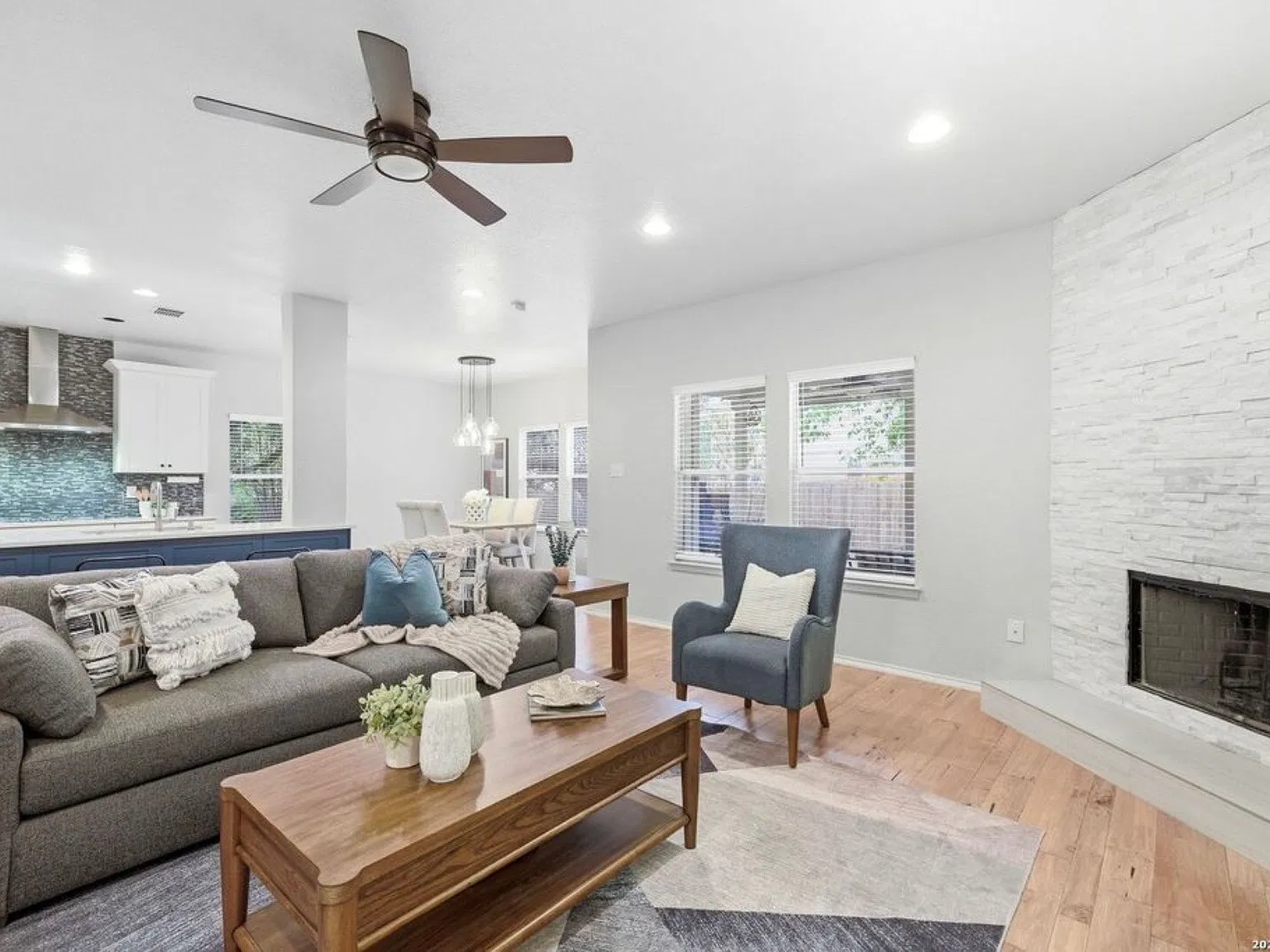 5 bed, 3.5 bath, 3303 sqft, $2,800 — Photo 3