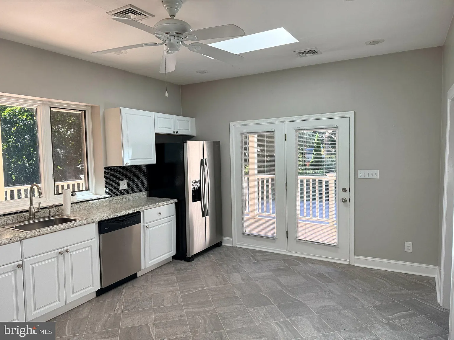 3 bed, 2.5 bath, 2476 sqft, $3,000 — Photo 3