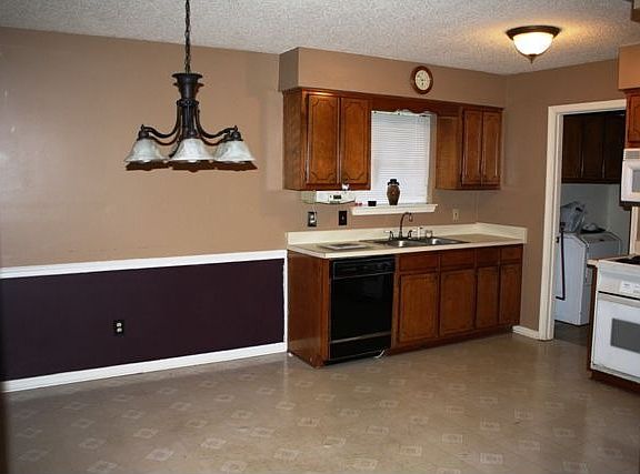 Roomy eat-in kitchen