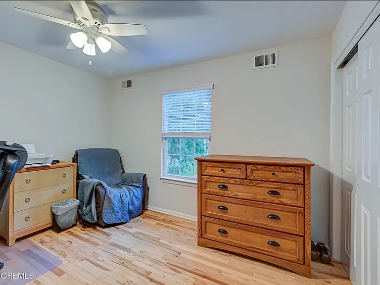 1375 Larchmont Ave — Photo 14