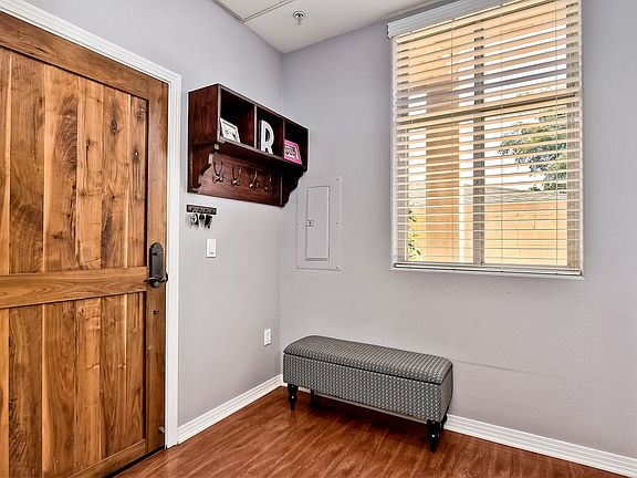 5th image of 801 W Hawthorn St Unit 104