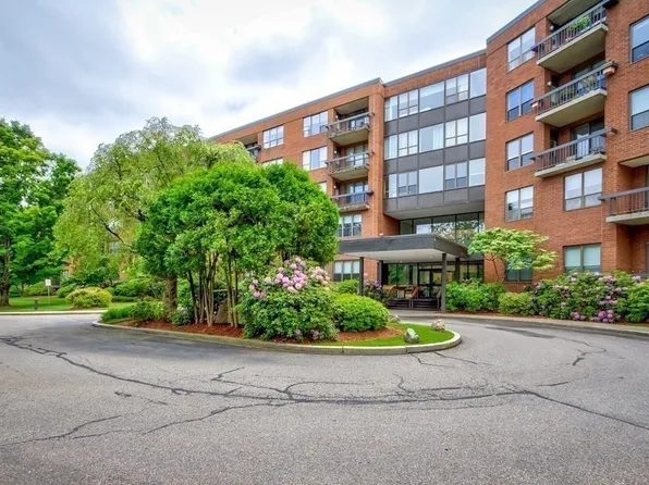 210 Nahanton St APT 415, Newton, MA 02459