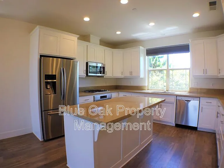 1584 Champlain Way — Photo 5