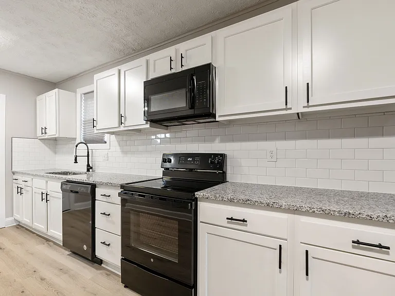 2045 Briarwood Ave — Photo 1