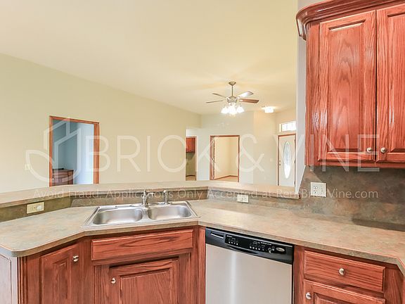3rd image of 900 Shady Creek Ln