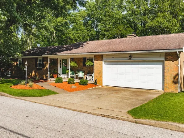 6 Ashwood Dr, Vienna, WV 26105