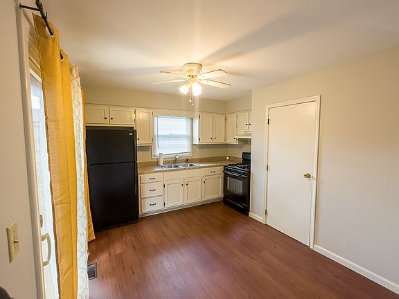 3rd image of 919 N Latham St