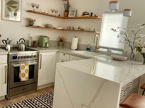 Cutlery, plates, pots, coffee maker, air-fryer provided