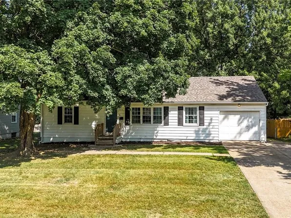 6513 N Harrison St, Gladstone, MO 64118
