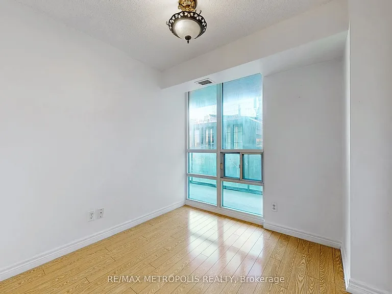 30 Grand Trunk Cres #502 — Photo 22