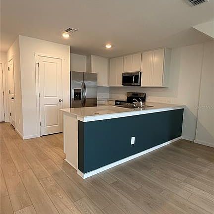5th image of 831 Lynx St