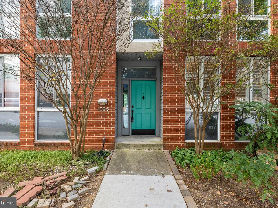 1025 Covington St
