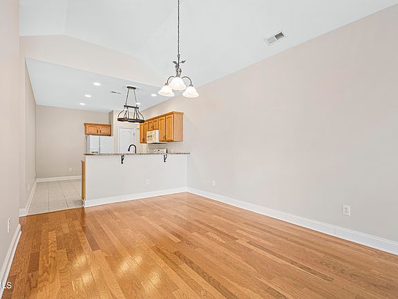5th image of 215 Avonlea Pl #215