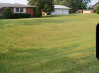 17 Edgewood Dr, Kewanee, IL 61443