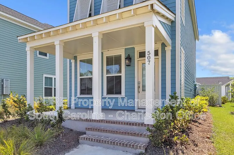 3 bed, 2.5 bath, 1300 sqft, $2,399 — Photo 2