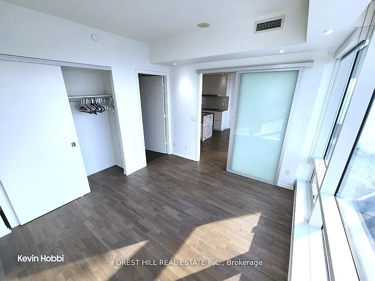 1 Bloor St E #5210 — Photo 17